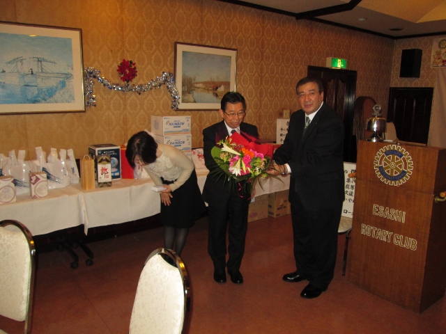 「黄綬褒章」受章の藤谷会員へ記念品と花束の贈呈