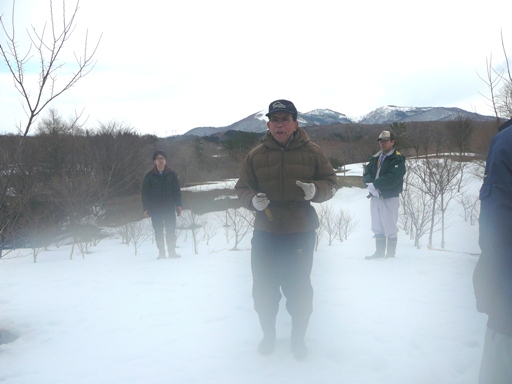 枝払いの仕方を説明する北海道指導林家の坂野さん