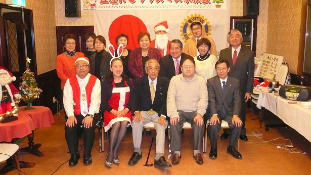 クリスマス家族会も無事に終わり、参加者全員で記念撮影（隅田親睦活動委員長は最後までサンタ姿でした）