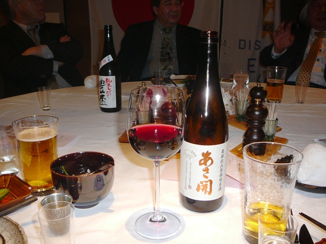 会員持ち寄りの日本酒も美味しく頂きました